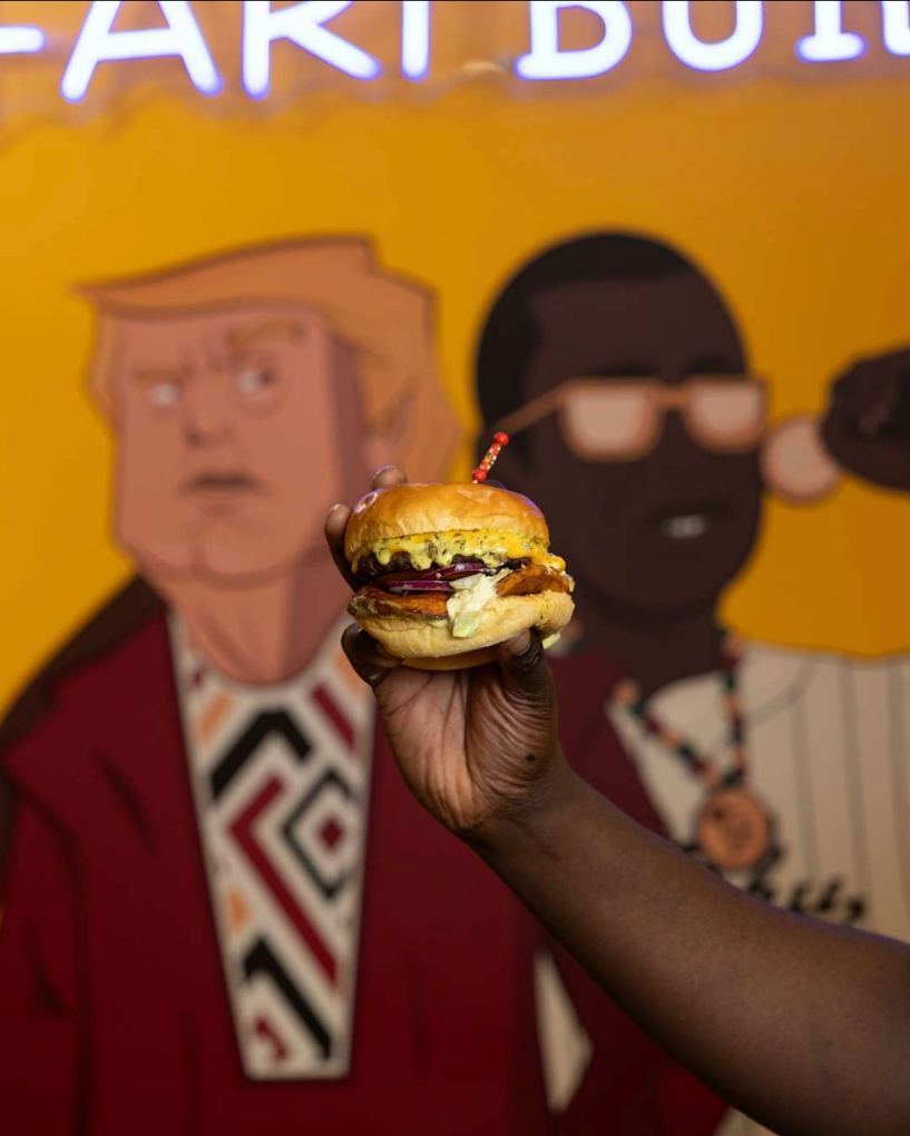 Burger devant la fresque du restaurant