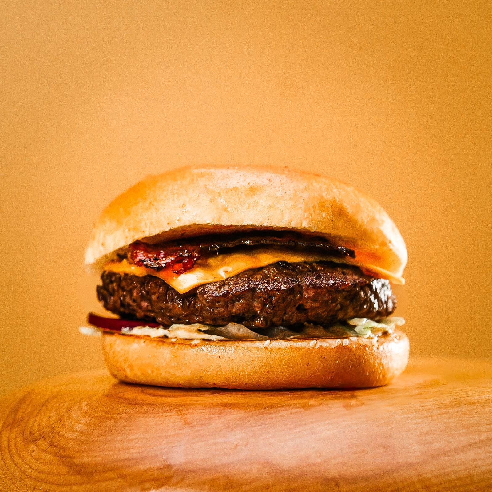 Burger Safari, gros plan sur fond orange